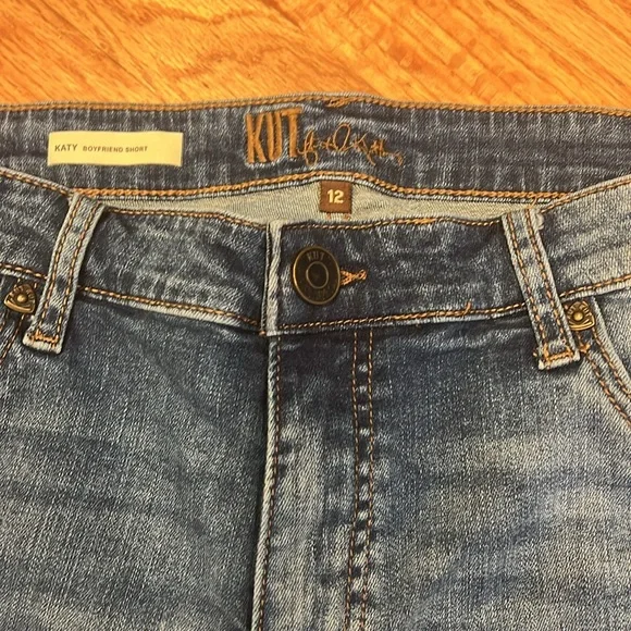 Kut from the Kloth Katy boyfriend shorts - Picture 3 of 6